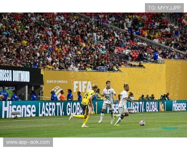 斯图加特1-0半场领先拜仁，吉拉西头球破门