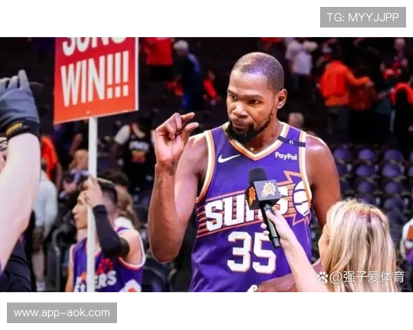 杜兰特里程碑夜情绪失控，水杯事件显挫折感